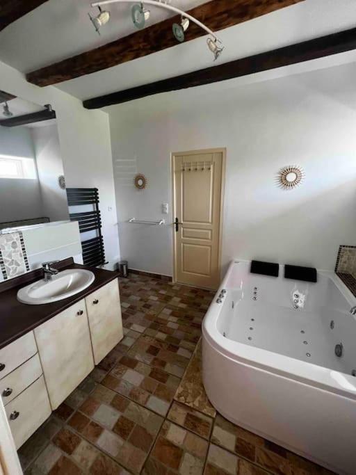Villa Longere Berrichonne, Calme Absolu, 13 Personnes Saint-Pierre-les-Etieux Exterior foto